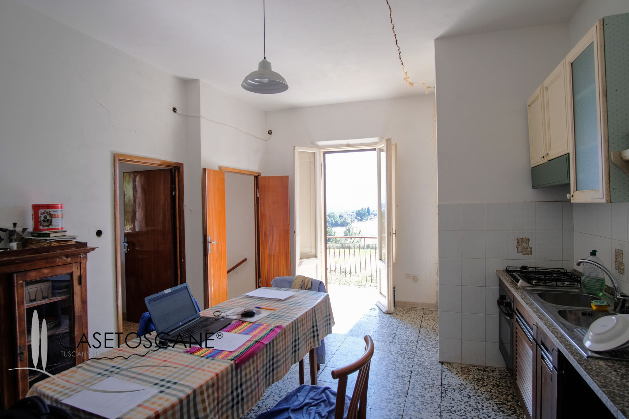 3257 - Proprietà di ha.7 in posizione panoramica, con progetto approvato per demolizione e ricostruzione per abitazione e accessori di mq.360 a Foiano della Chiana (AR).