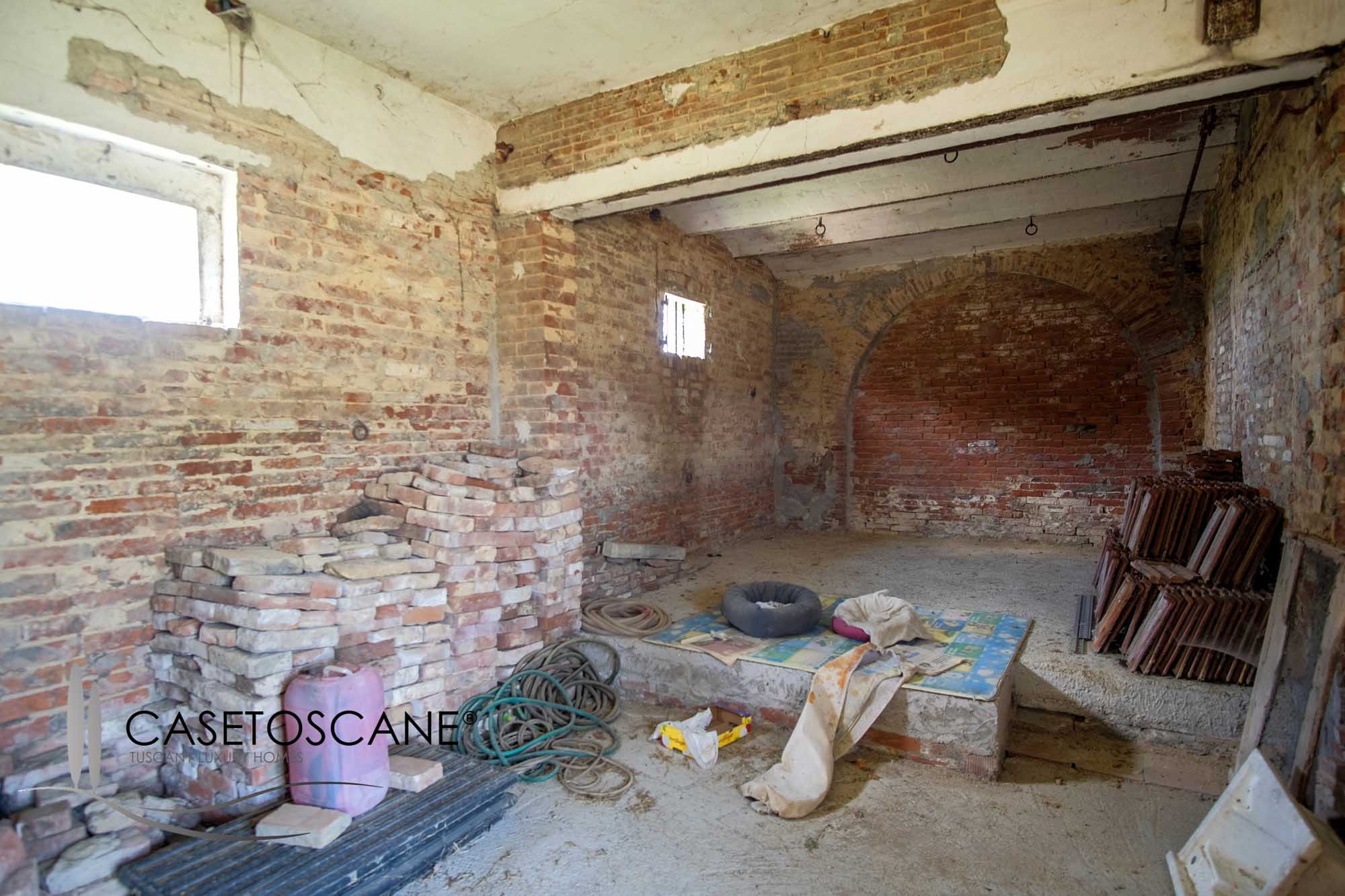 3257 - Proprietà di ha.7 in posizione panoramica, con progetto approvato per demolizione e ricostruzione per abitazione e accessori di mq.360 a Foiano della Chiana (AR).