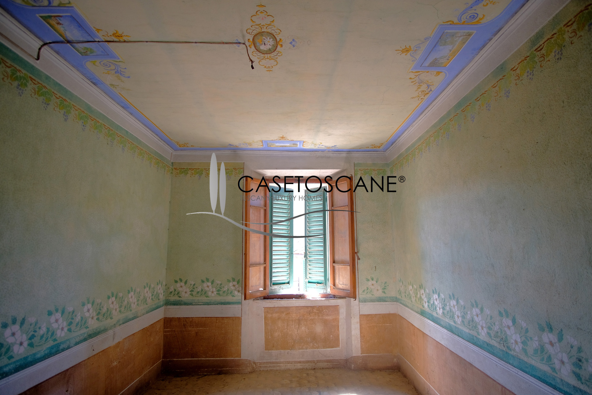 3253 - Antico terratetto da ristrutturare di circa mq.150 su tre livelli, con piazzetta antistante nel centro storico di Serre di Rapolano (SI).