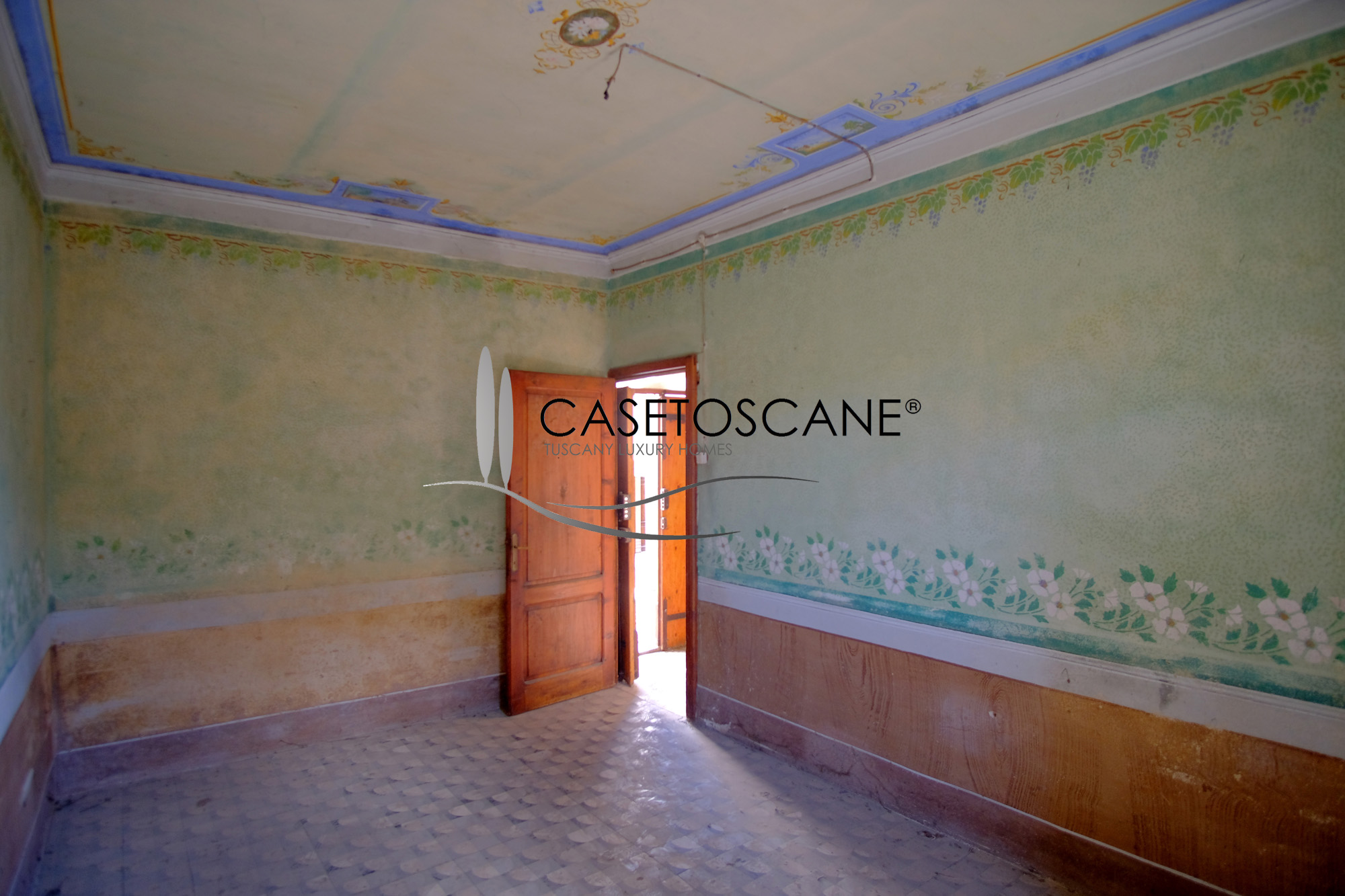 3253 - Antico terratetto da ristrutturare di circa mq.150 su tre livelli, con piazzetta antistante nel centro storico di Serre di Rapolano (SI).