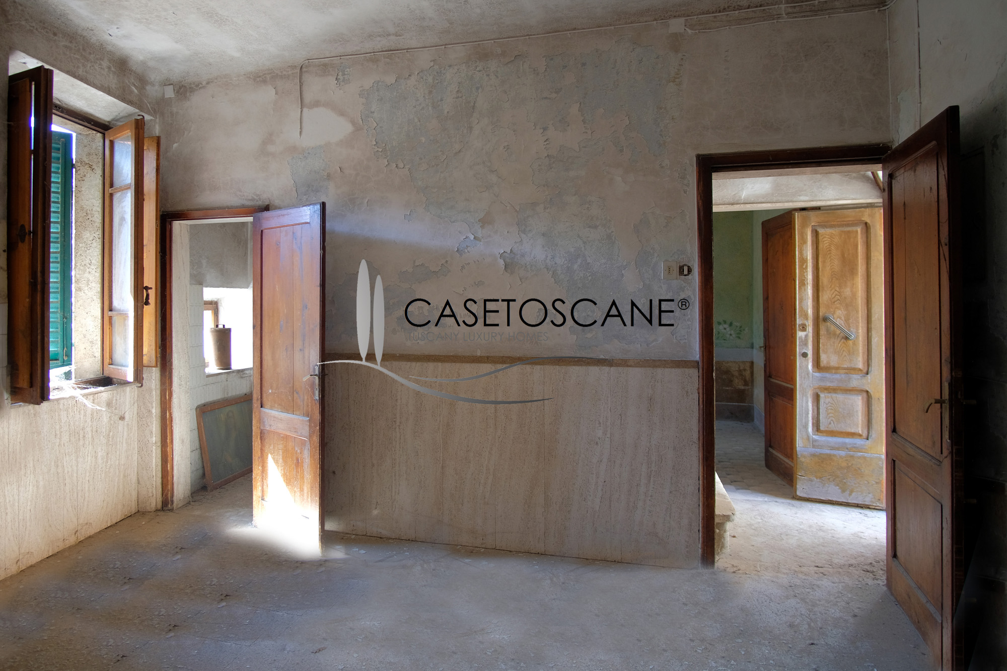 3253 - Antico terratetto da ristrutturare di circa mq.150 su tre livelli, con piazzetta antistante nel centro storico di Serre di Rapolano (SI).