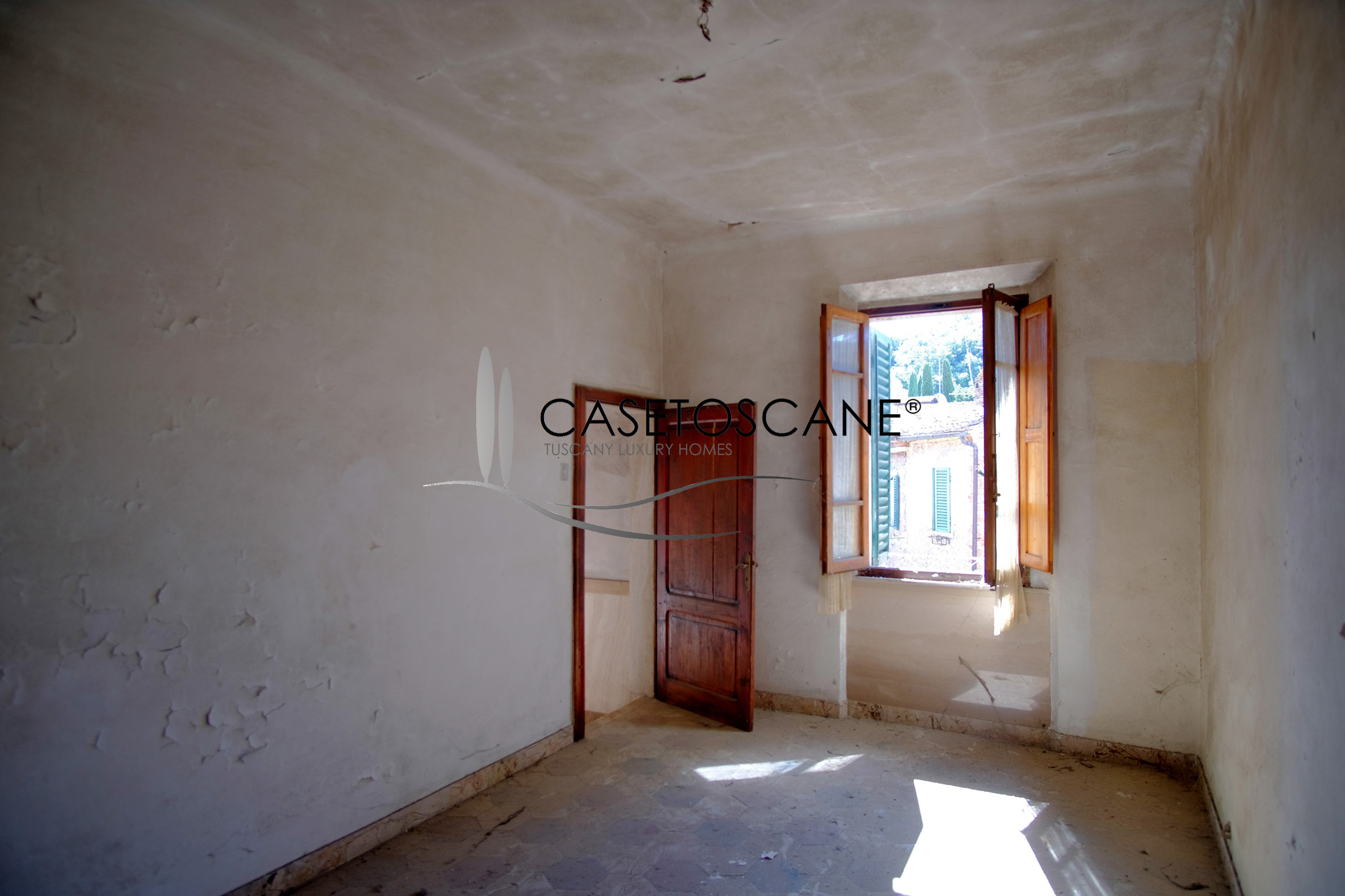 3253 - Antico terratetto da ristrutturare di circa mq.150 su tre livelli, con piazzetta antistante nel centro storico di Serre di Rapolano (SI).
