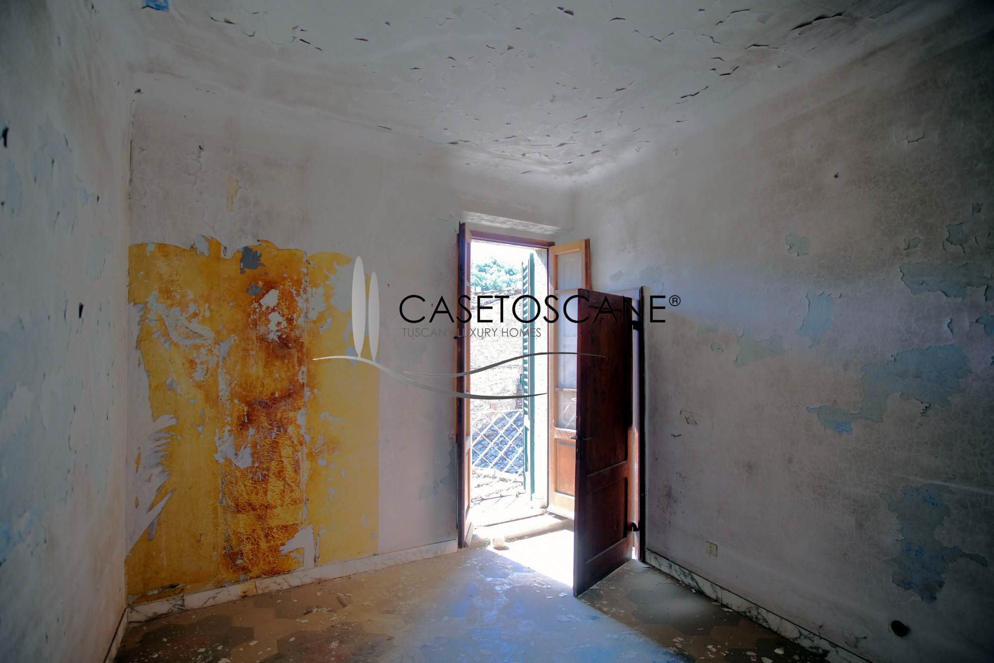 3253 - Antico terratetto da ristrutturare di circa mq.150 su tre livelli, con piazzetta antistante nel centro storico di Serre di Rapolano (SI).