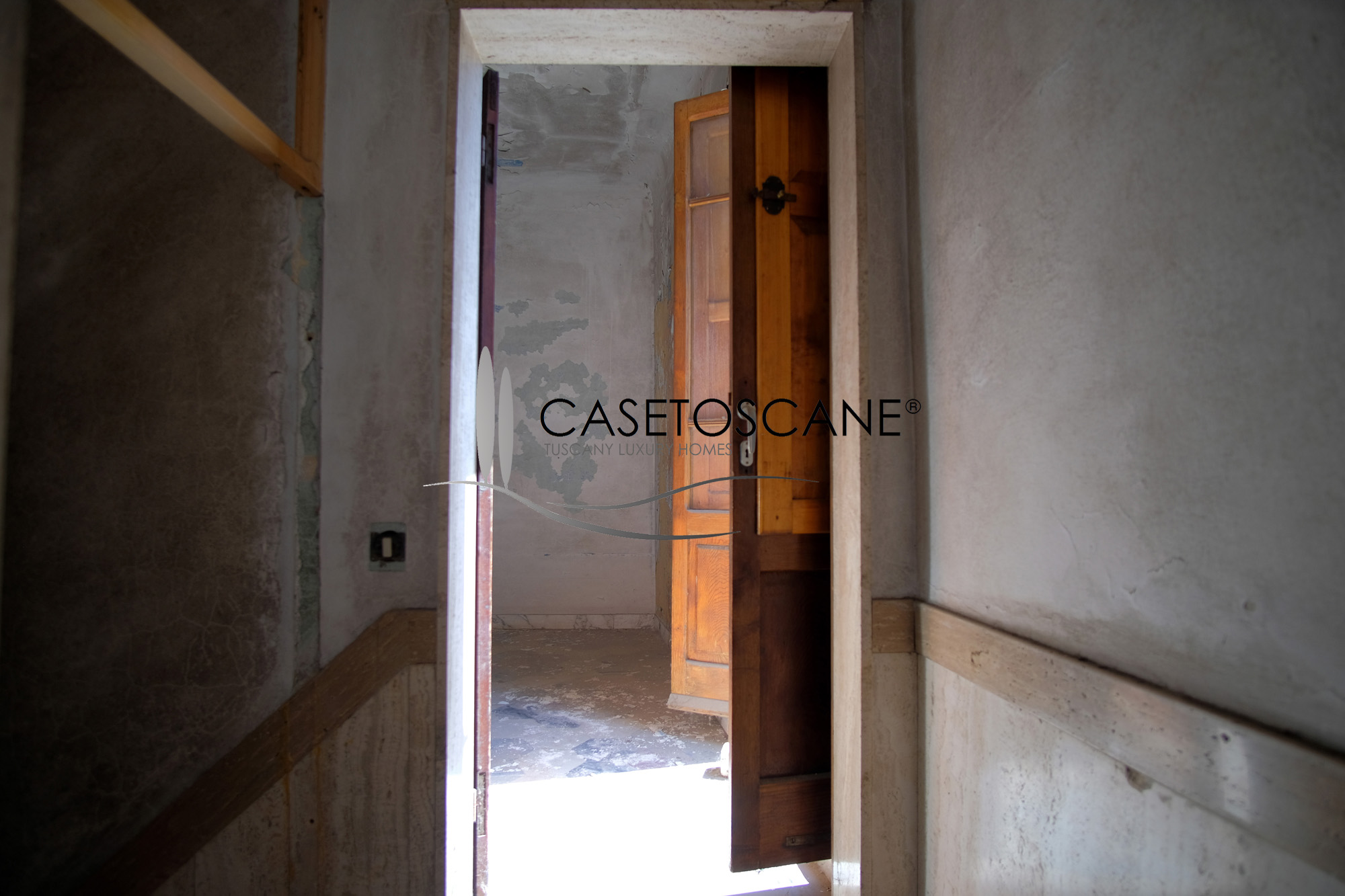 3253 - Antico terratetto da ristrutturare di circa mq.150 su tre livelli, con piazzetta antistante nel centro storico di Serre di Rapolano (SI).
