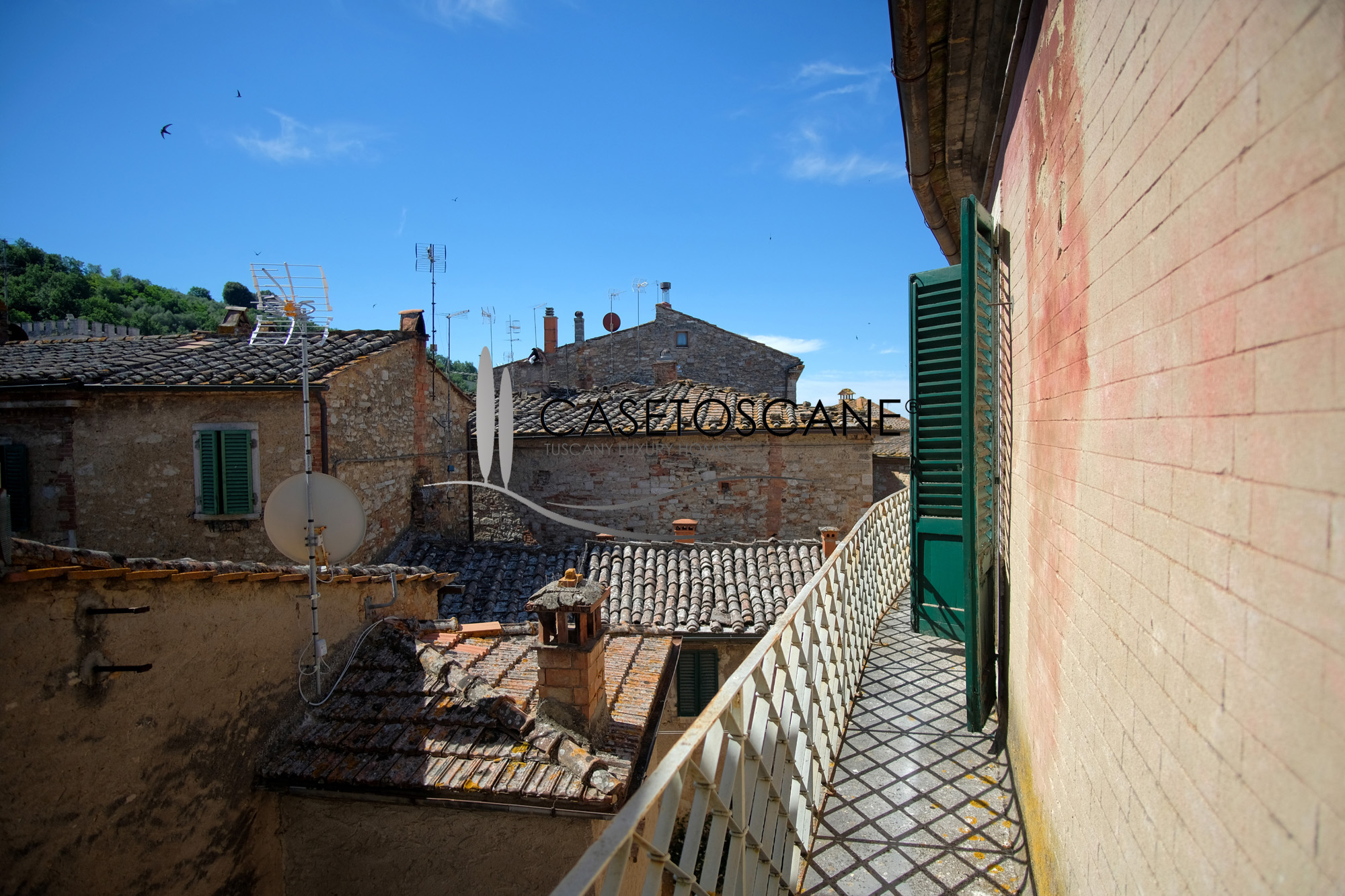 3253 - Antico terratetto da ristrutturare di circa mq.150 su tre livelli, con piazzetta antistante nel centro storico di Serre di Rapolano (SI).