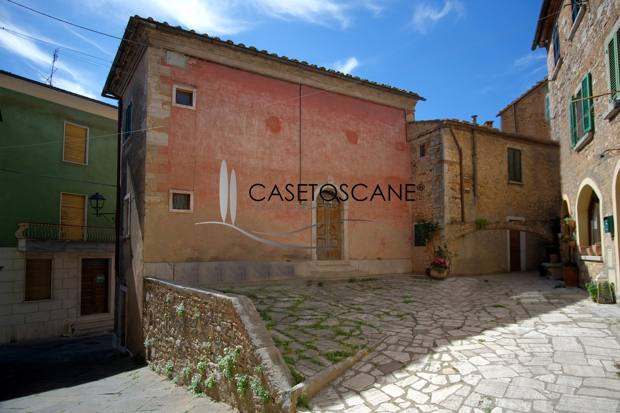 3253 - Antico terratetto da ristrutturare di circa mq.150 su tre livelli, con piazzetta antistante nel centro storico di Serre di Rapolano (SI).