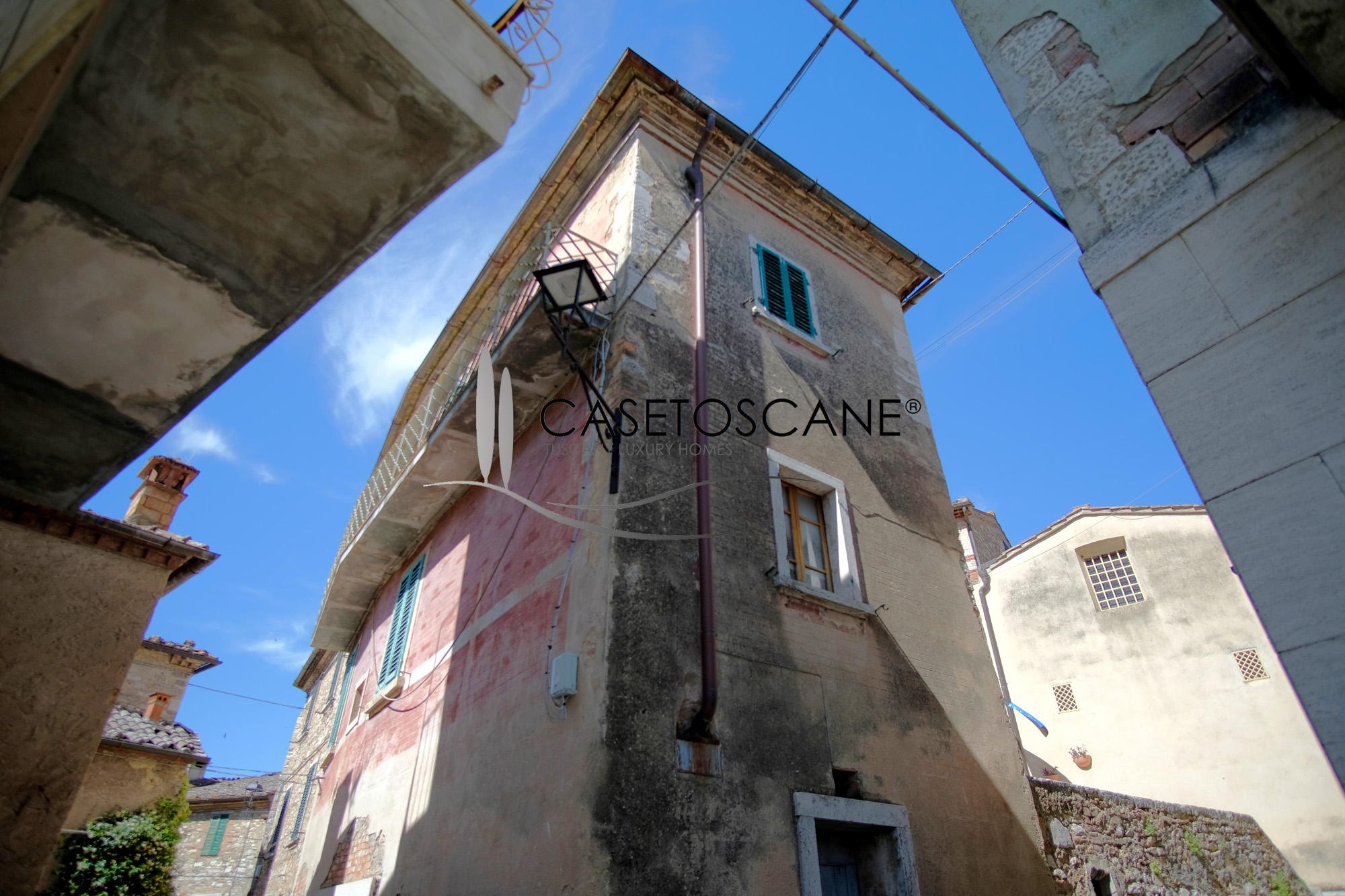 3253 - Antico terratetto da ristrutturare di circa mq.150 su tre livelli, con piazzetta antistante nel centro storico di Serre di Rapolano (SI).