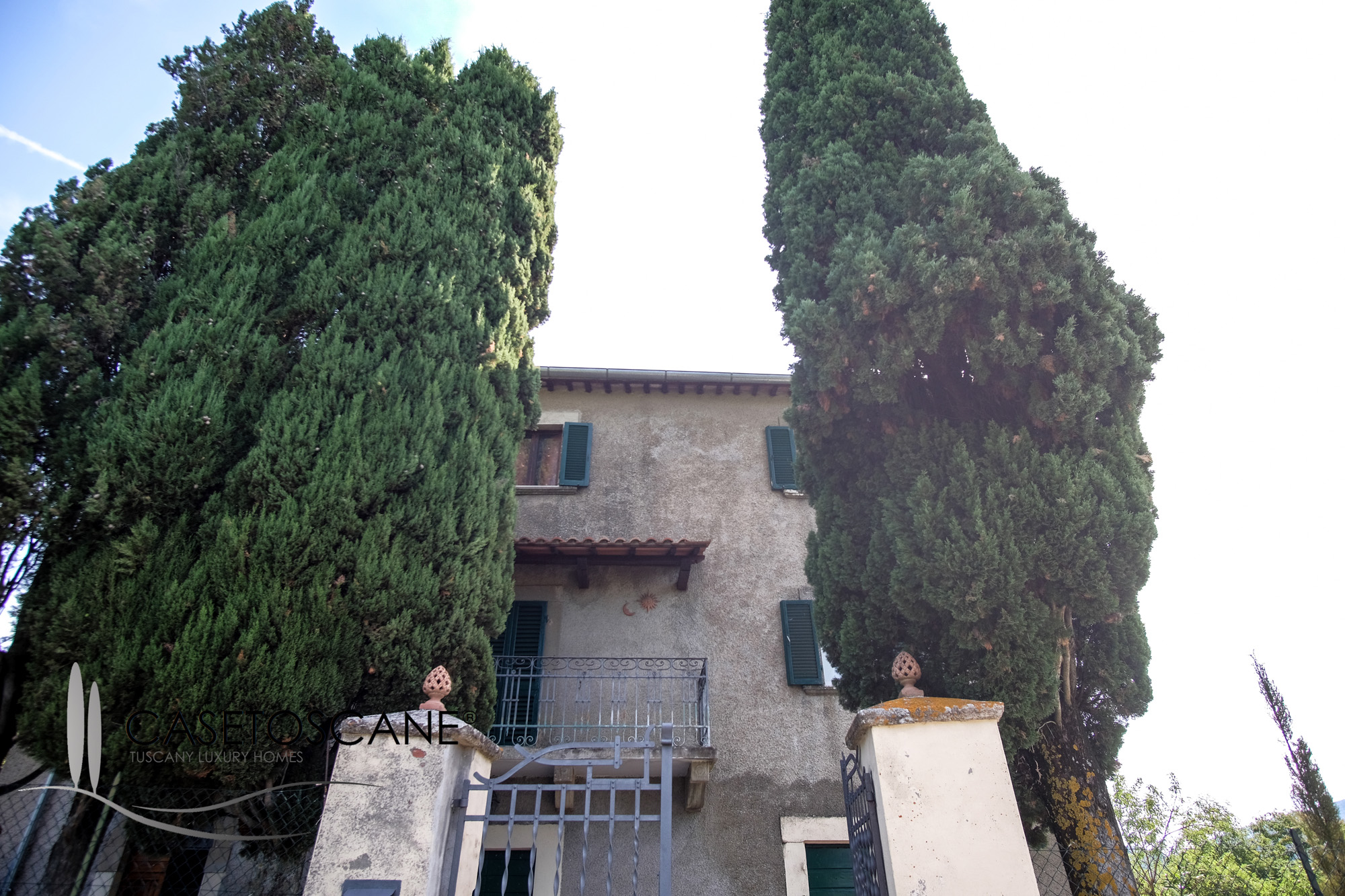 S263 - Abitazione indipendente con due appartamenti in ottime condizioni con giardino e castagneto nelle colline a 25' dal centro di Arezzo.
