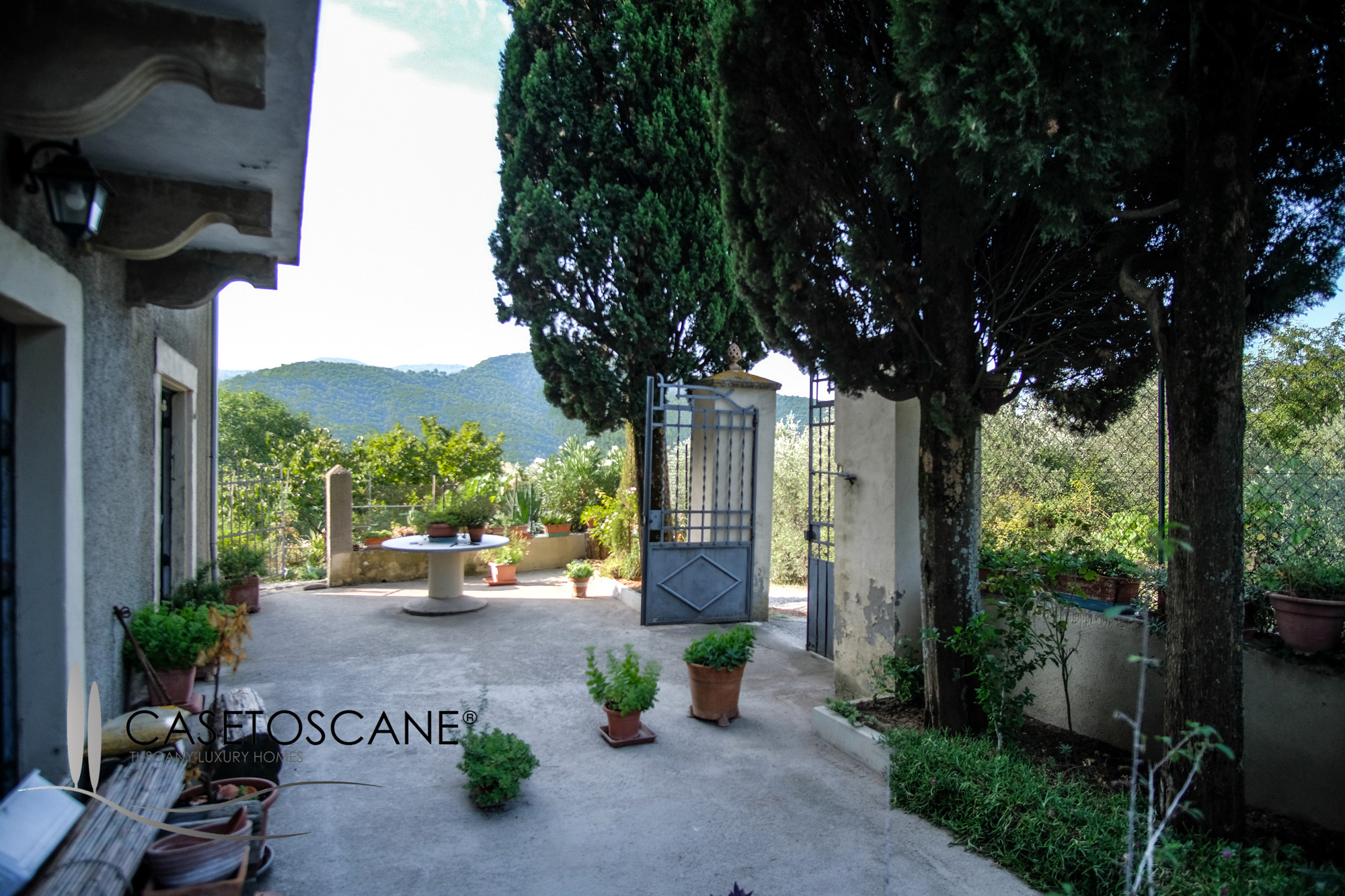 S263 - Abitazione indipendente con due appartamenti in ottime condizioni con giardino e castagneto nelle colline a 25' dal centro di Arezzo.