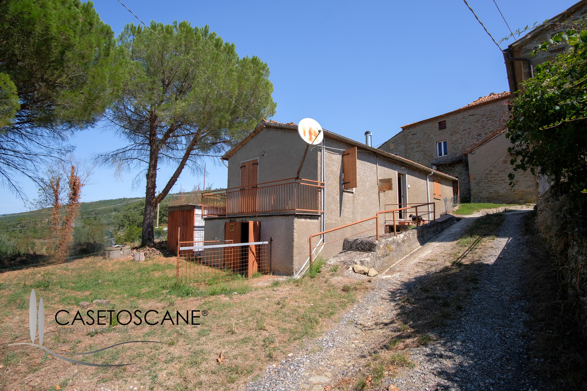 S264 - Abitazione singola di mq.60 da ristrutturare con giardino altri appezzamenti di terreno agricolo in un piccolo borgo nelle colline di Arezzo.
