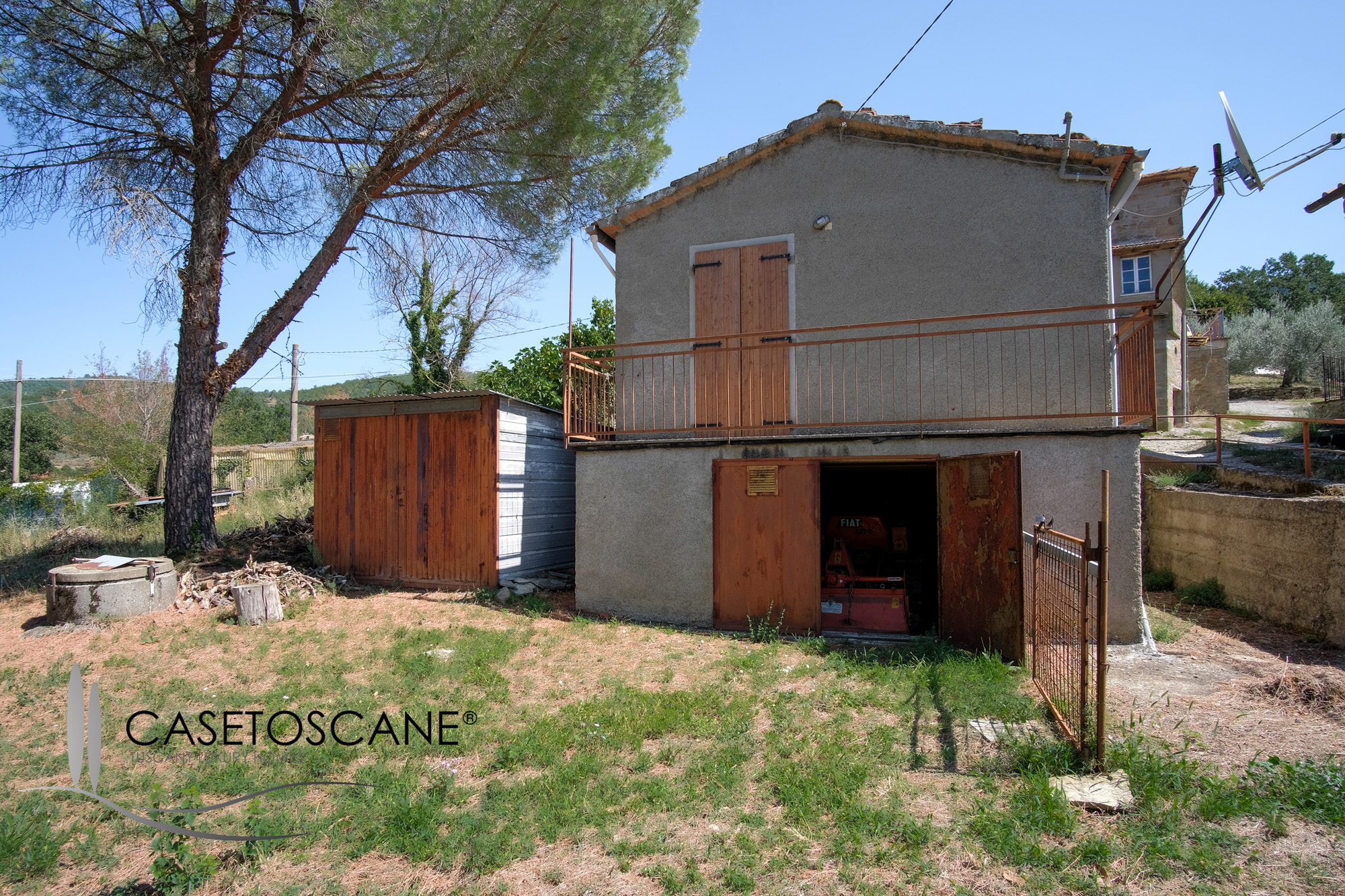 S264 - Abitazione singola di mq.60 da ristrutturare con giardino altri appezzamenti di terreno agricolo in un piccolo borgo nelle colline di Arezzo.