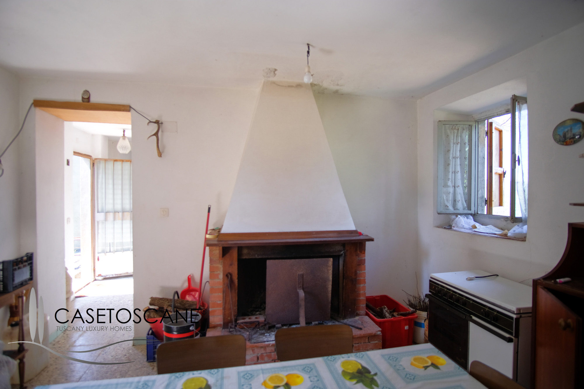S264 - Abitazione singola di mq.60 da ristrutturare con giardino altri appezzamenti di terreno agricolo in un piccolo borgo nelle colline di Arezzo.