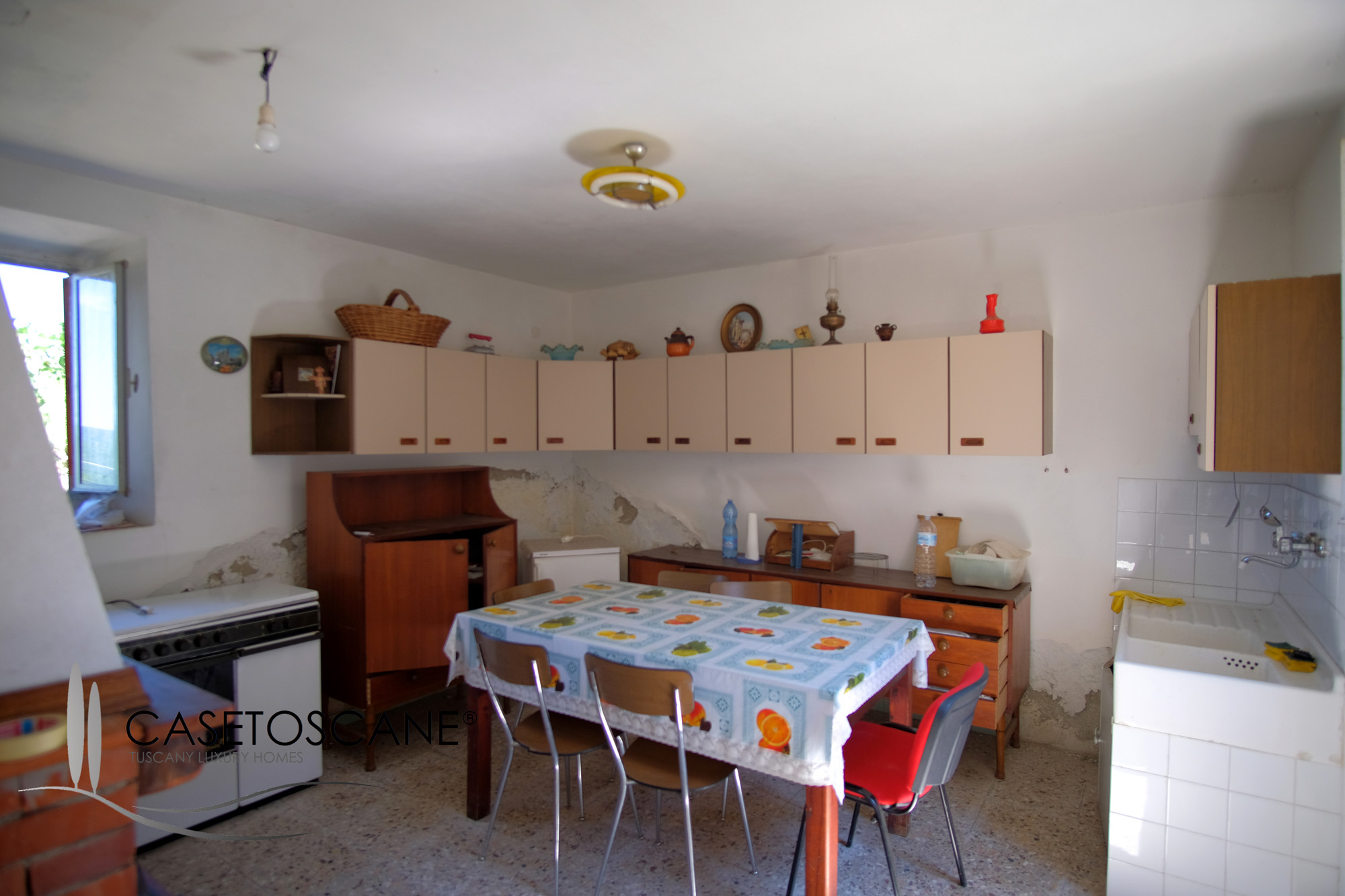 S264 - Abitazione singola di mq.60 da ristrutturare con giardino altri appezzamenti di terreno agricolo in un piccolo borgo nelle colline di Arezzo.
