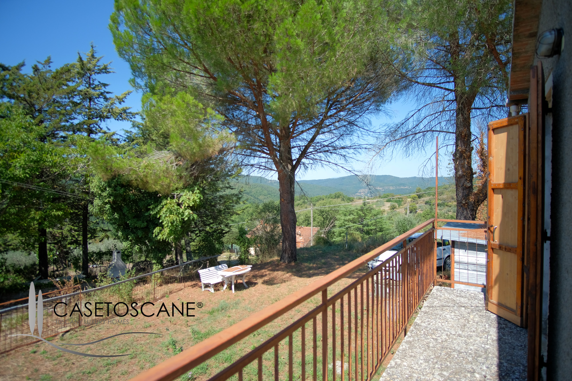 S264 - Abitazione singola di mq.60 da ristrutturare con giardino altri appezzamenti di terreno agricolo in un piccolo borgo nelle colline di Arezzo.