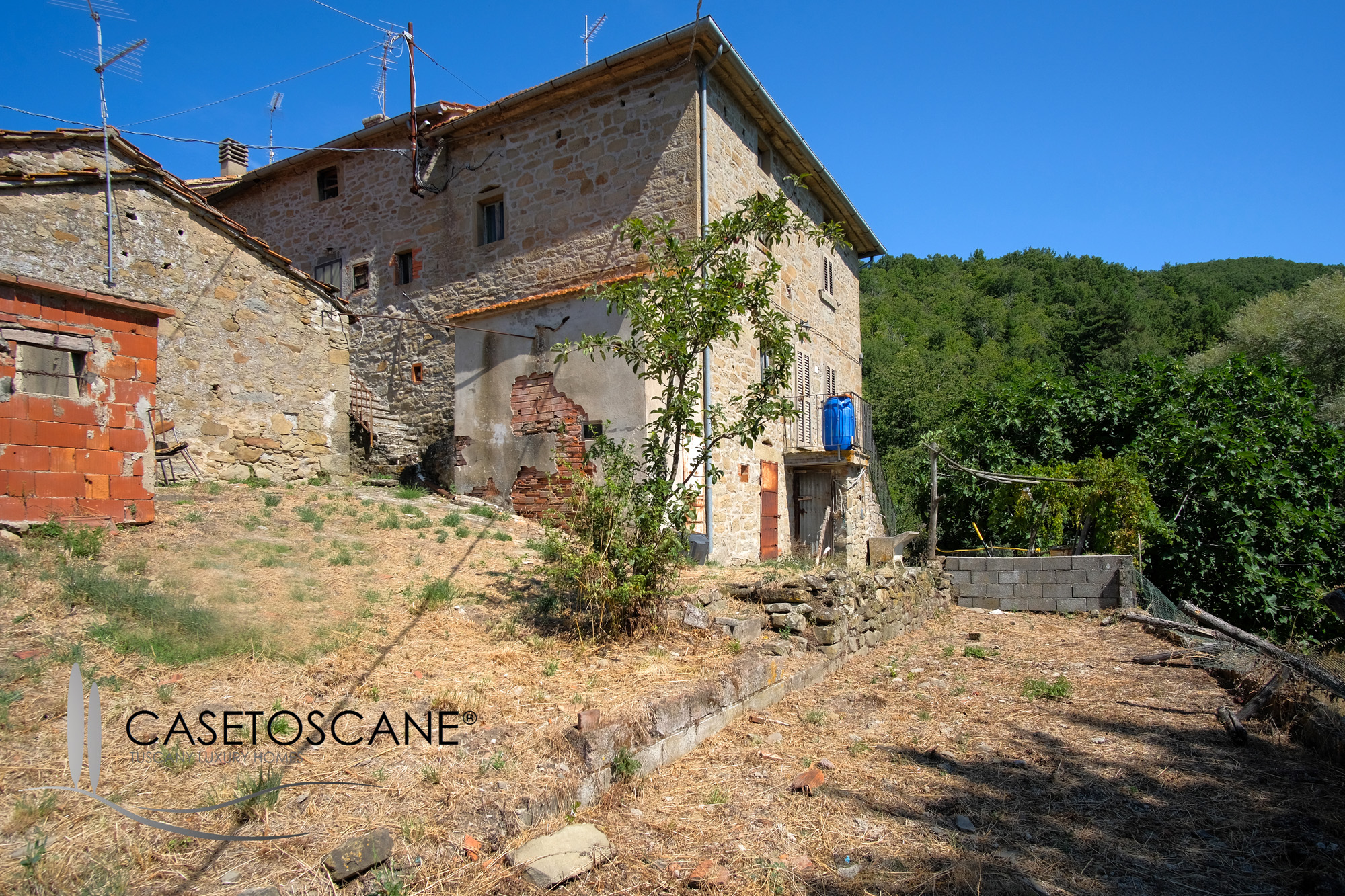 T146 - Porzione terratetto di antico casale da ristrutturare, mq.75 con vari appezzamenti di terreno per ha.3 nelle colline a 25' da Arezzo.
