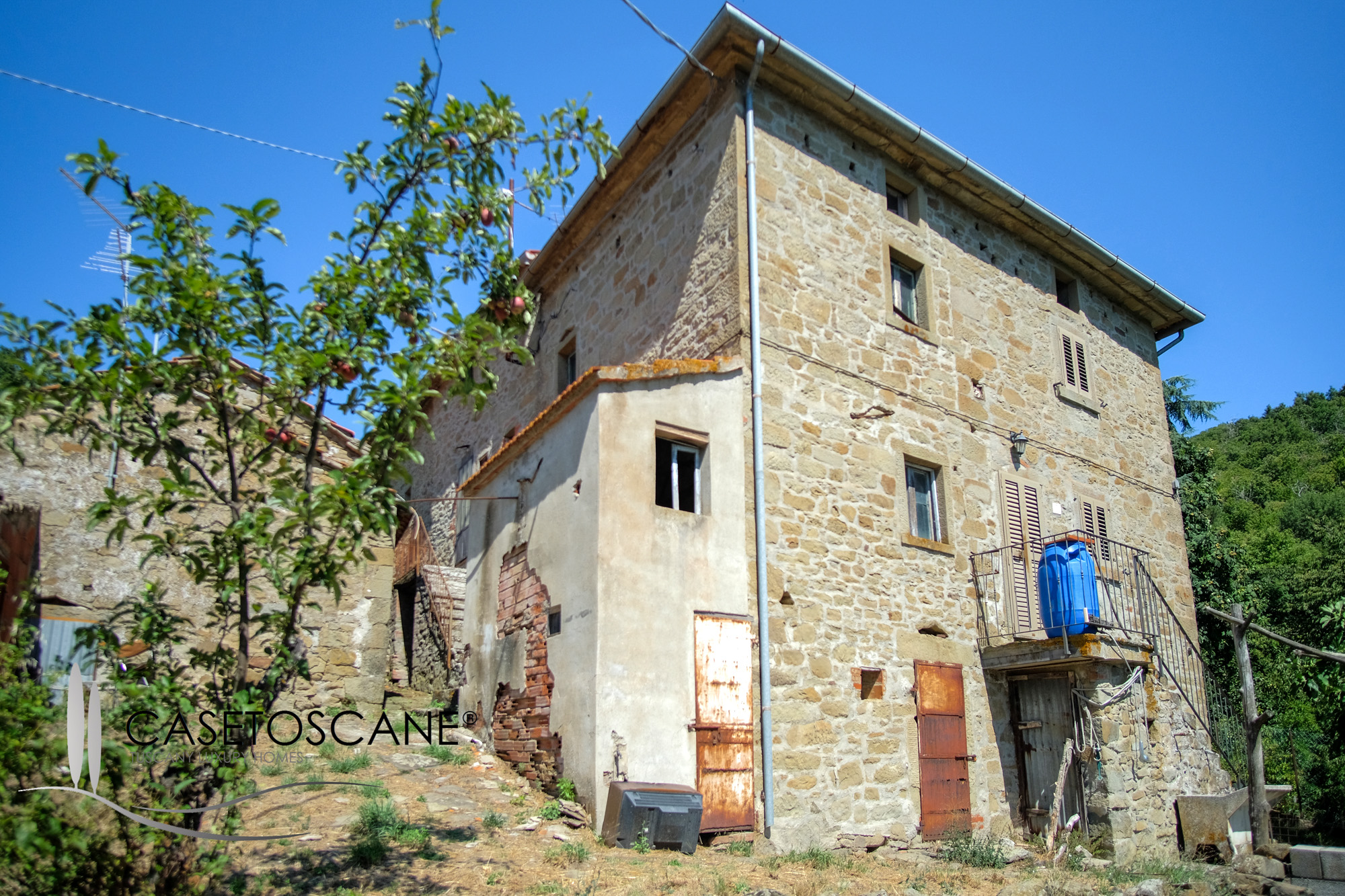 T146 - Porzione terratetto di antico casale da ristrutturare, mq.75 con vari appezzamenti di terreno per ha.3 nelle colline a 25' da Arezzo.