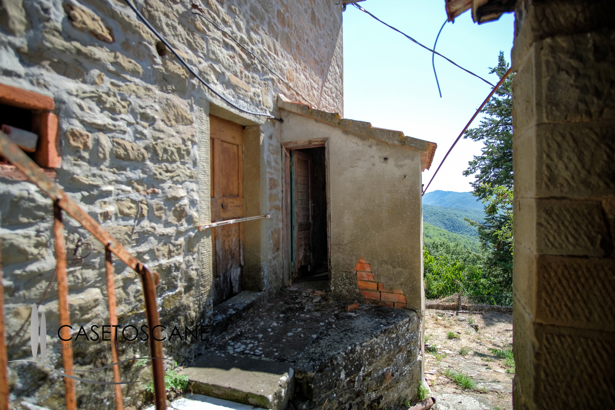 T146 - Porzione terratetto di antico casale da ristrutturare, mq.75 con vari appezzamenti di terreno per ha.3 nelle colline a 25' da Arezzo.