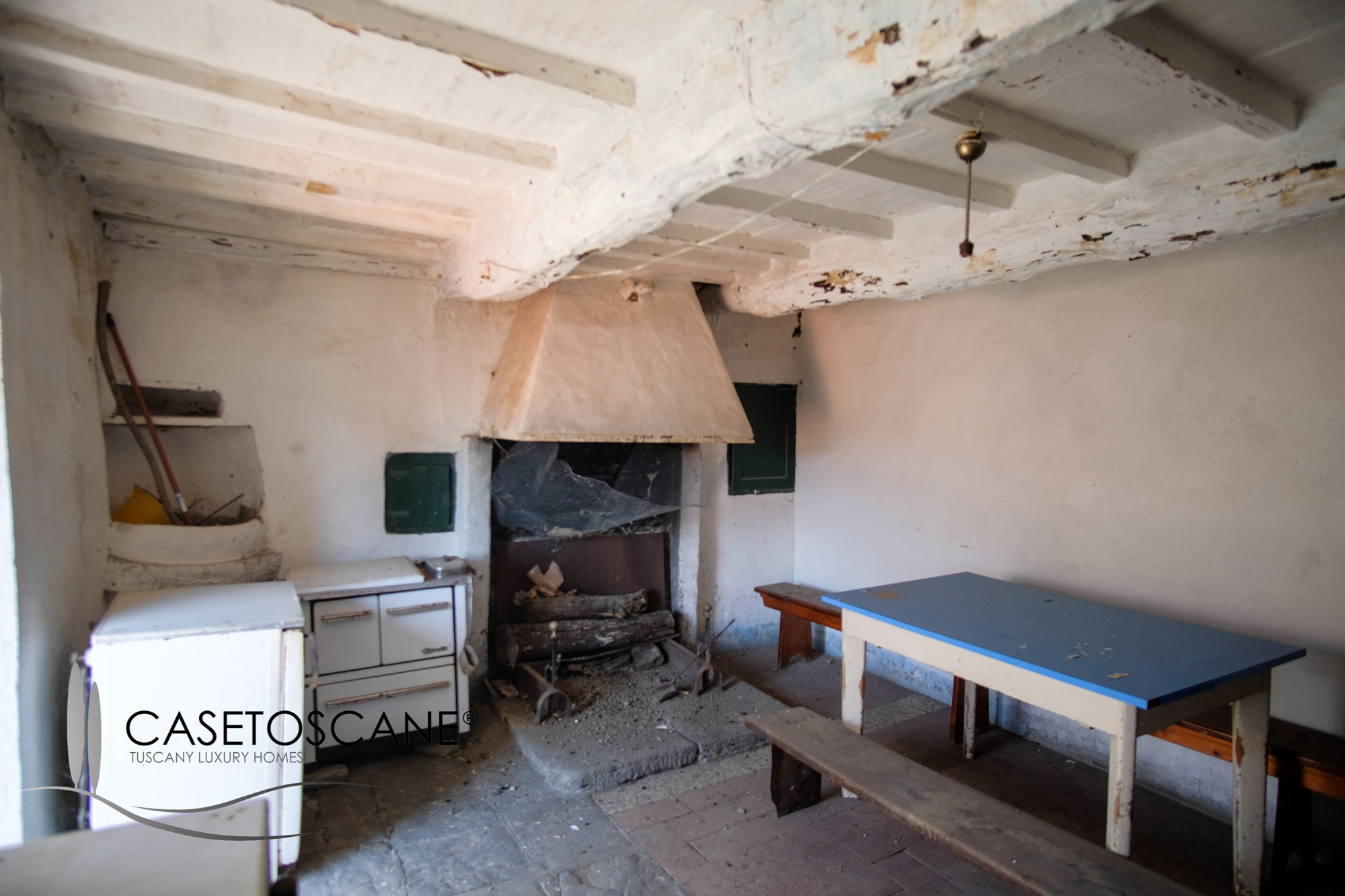 T146 - Porzione terratetto di antico casale da ristrutturare, mq.75 con vari appezzamenti di terreno per ha.3 nelle colline a 25' da Arezzo.