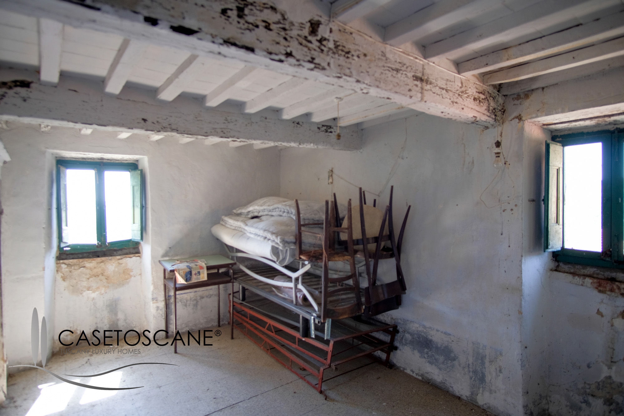 T146 - Porzione terratetto di antico casale da ristrutturare, mq.75 con vari appezzamenti di terreno per ha.3 nelle colline a 25' da Arezzo.