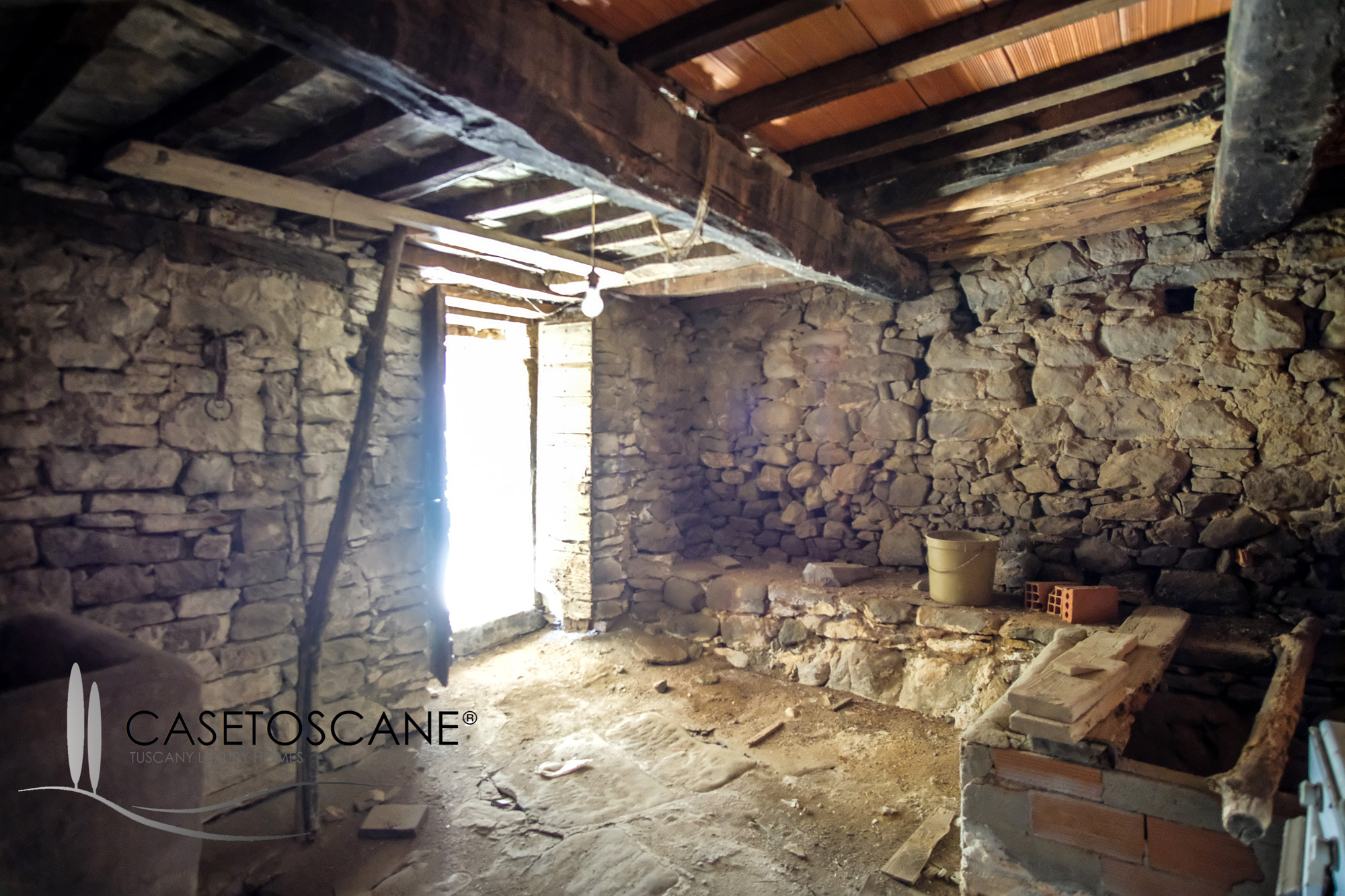 T146 - Porzione terratetto di antico casale da ristrutturare, mq.75 con vari appezzamenti di terreno per ha.3 nelle colline a 25' da Arezzo.