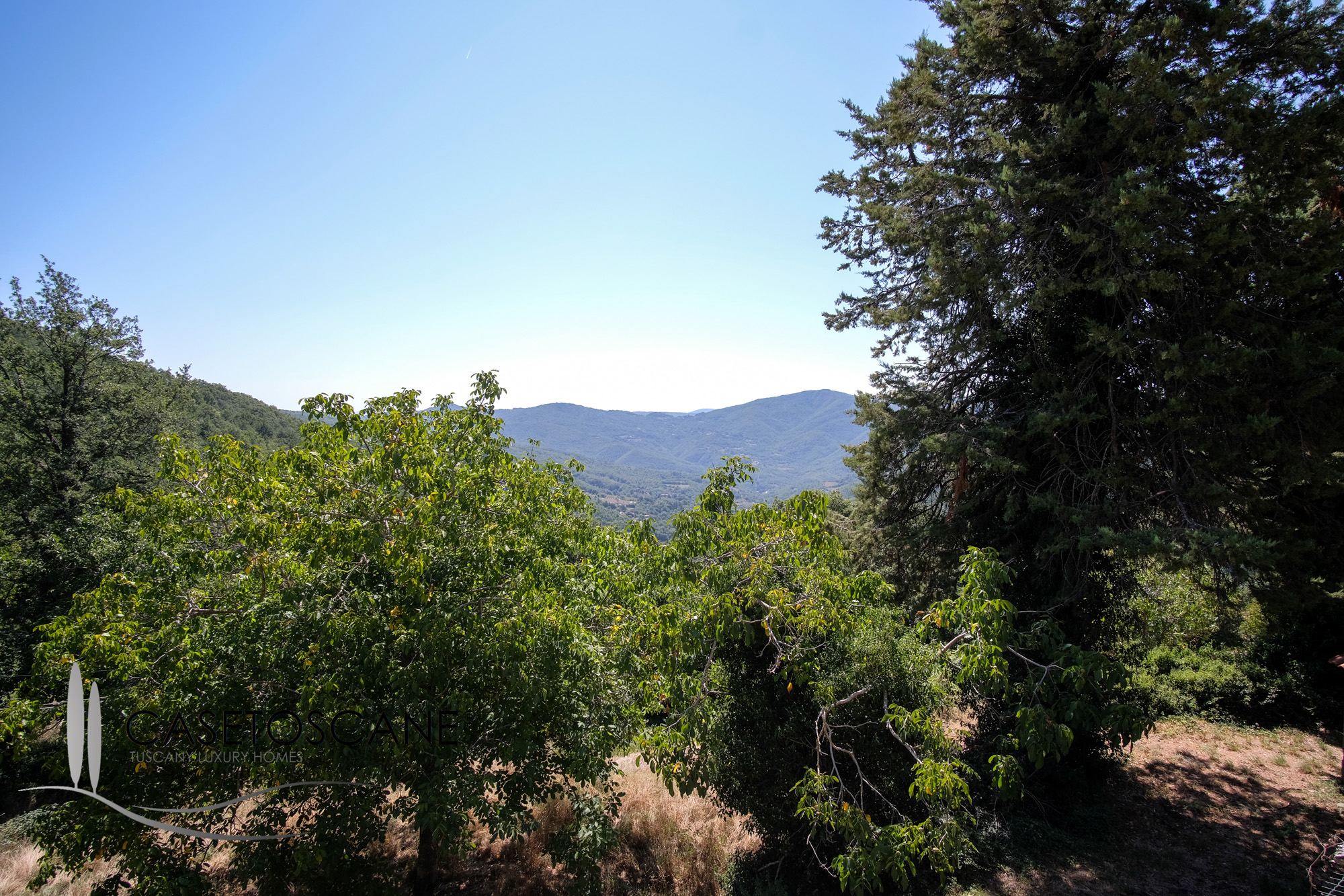 T146 - Porzione terratetto di antico casale da ristrutturare, mq.75 con vari appezzamenti di terreno per ha.3 nelle colline a 25' da Arezzo.