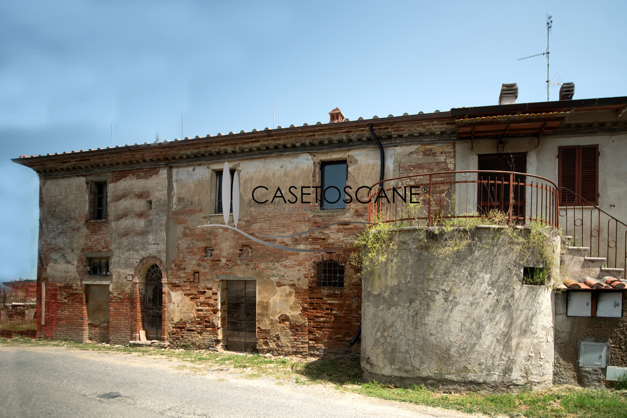 3159 - Porzione di casale in corso di ristrutturazione con annesse pertinenze per circa mq.270 totali e giardino di mq.800 a Foiano della Chiana (AR).