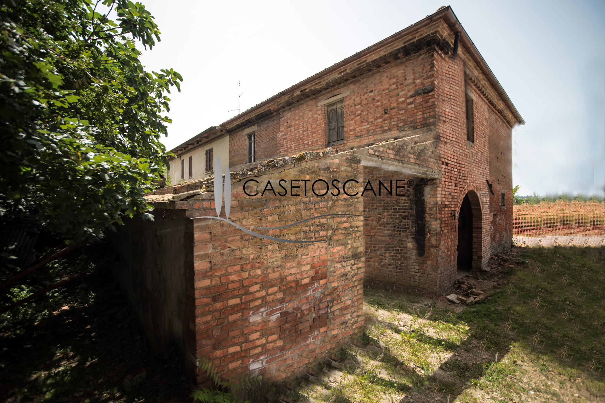 3159 - Porzione di casale in corso di ristrutturazione con annesse pertinenze per circa mq.270 totali e giardino di mq.800 a Foiano della Chiana (AR).