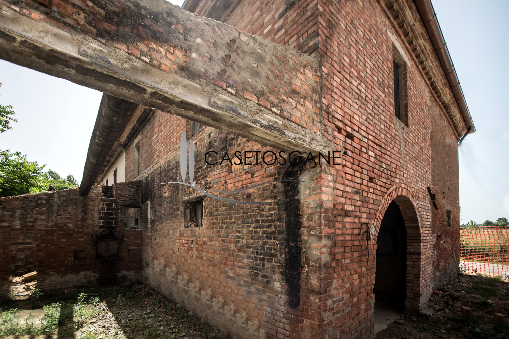 3159 - Porzione di casale in corso di ristrutturazione con annesse pertinenze per circa mq.270 totali e giardino di mq.800 a Foiano della Chiana (AR).
