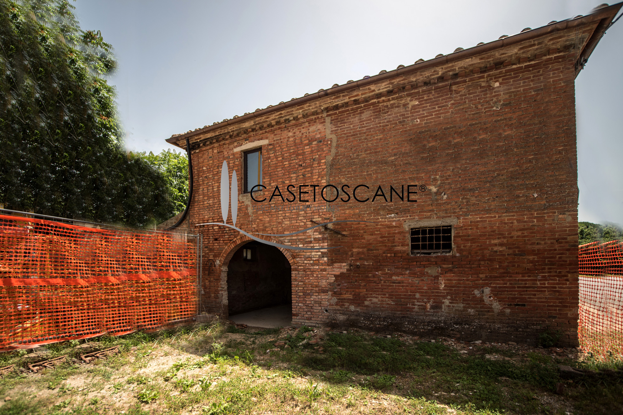 3159 - Porzione di casale in corso di ristrutturazione con annesse pertinenze per circa mq.270 totali e giardino di mq.800 a Foiano della Chiana (AR).