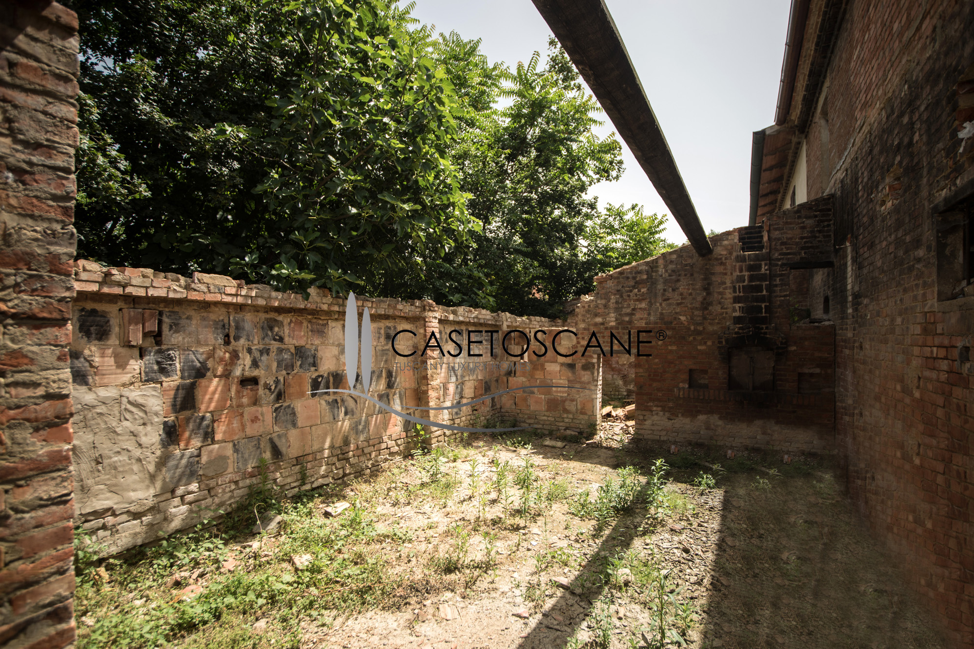 3159 - Porzione di casale in corso di ristrutturazione con annesse pertinenze per circa mq.270 totali e giardino di mq.800 a Foiano della Chiana (AR).