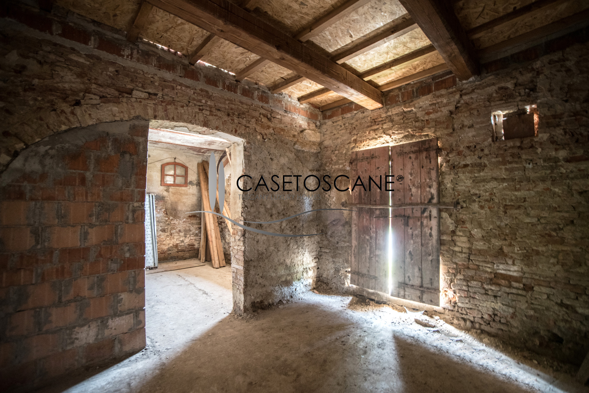 3159 - Porzione di casale in corso di ristrutturazione con annesse pertinenze per circa mq.270 totali e giardino di mq.800 a Foiano della Chiana (AR).