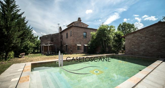 3109 - Antico casale di fine '700 di mq.580 ristrutturato, con tre appartamenti, piscina e piccolo vigneto a "Nobile" a Montepulciano (SI).
