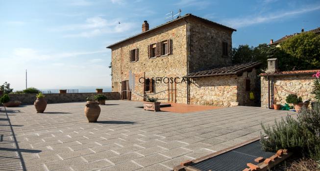 3020 - Appartamento ristrutturato di mq.90 con due camere e due bagni e magnifica terrazza di mq.260 a ridosso del centro storico di Lucignano (AR).