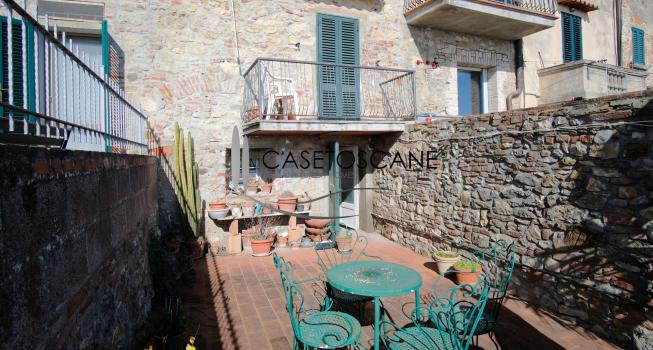3210 - Caratteristico terratetto in buone condizioni, di mq.230 con cantine e bellissima terrazza panoramica nel centro storico di Lucignano (AR).