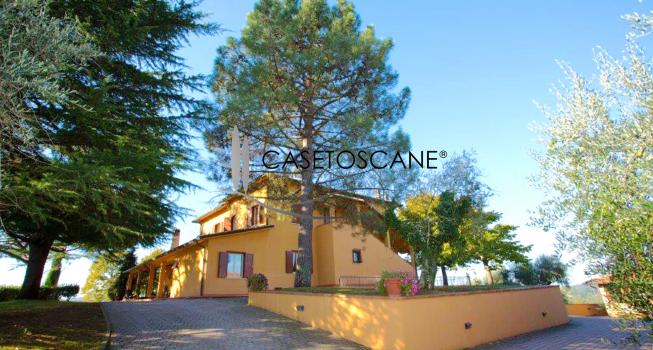 3212 - Azienda agricola in magnifica posizione con villa di mq.500, dependance, annessi e terreno di ha.50 con scuderie per cavalli a Trequanda (SI).