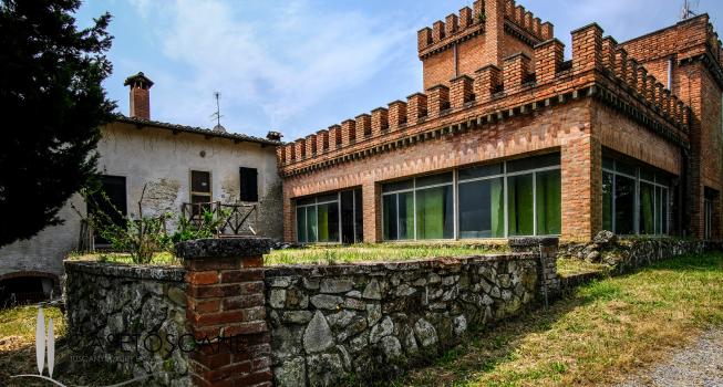 3223 - Azienda agricola di circa ha.100 con antico casale, castelletto di inizi '900 e ampie strutture per equitazione a Trequanda (SI).