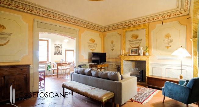 3230 - Prestigioso bilocale ristrutturato e affrescato in antico palazzo nel centro storico di Lucignano (AR), venduto arredato, con magnifica vista.