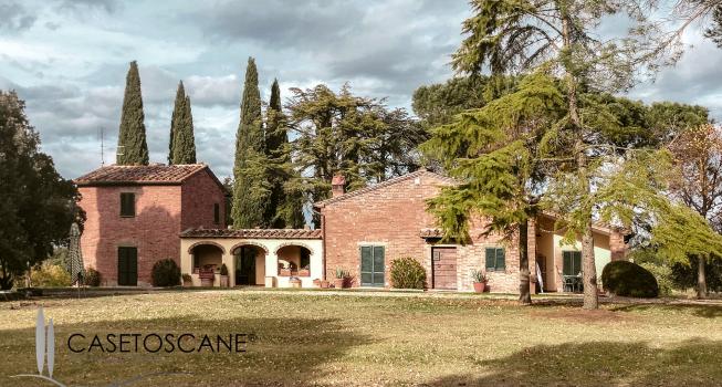 3235 - Casale perfettamente conservato di circa mq.250 oltre ad annesso di mq.45, con terreno di 2,5 ettari nella bellissima campagna di Lucignano (AR).